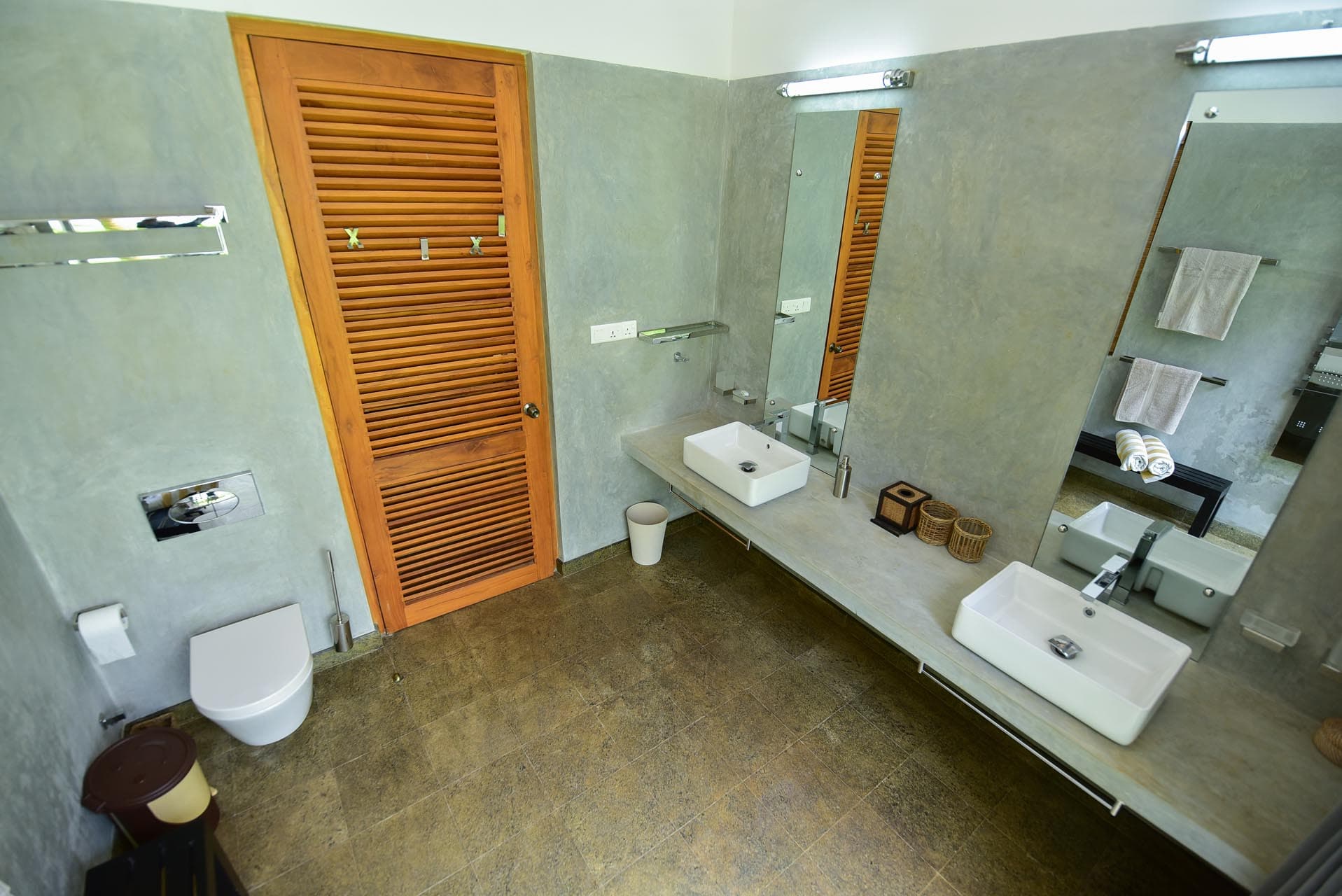 Die besten Zimmer in Hikkaduwa, Sri Lanka. Geräumige Admiral-Suite im Tropical House Jungleside VIlla – Suite-Badezimmer