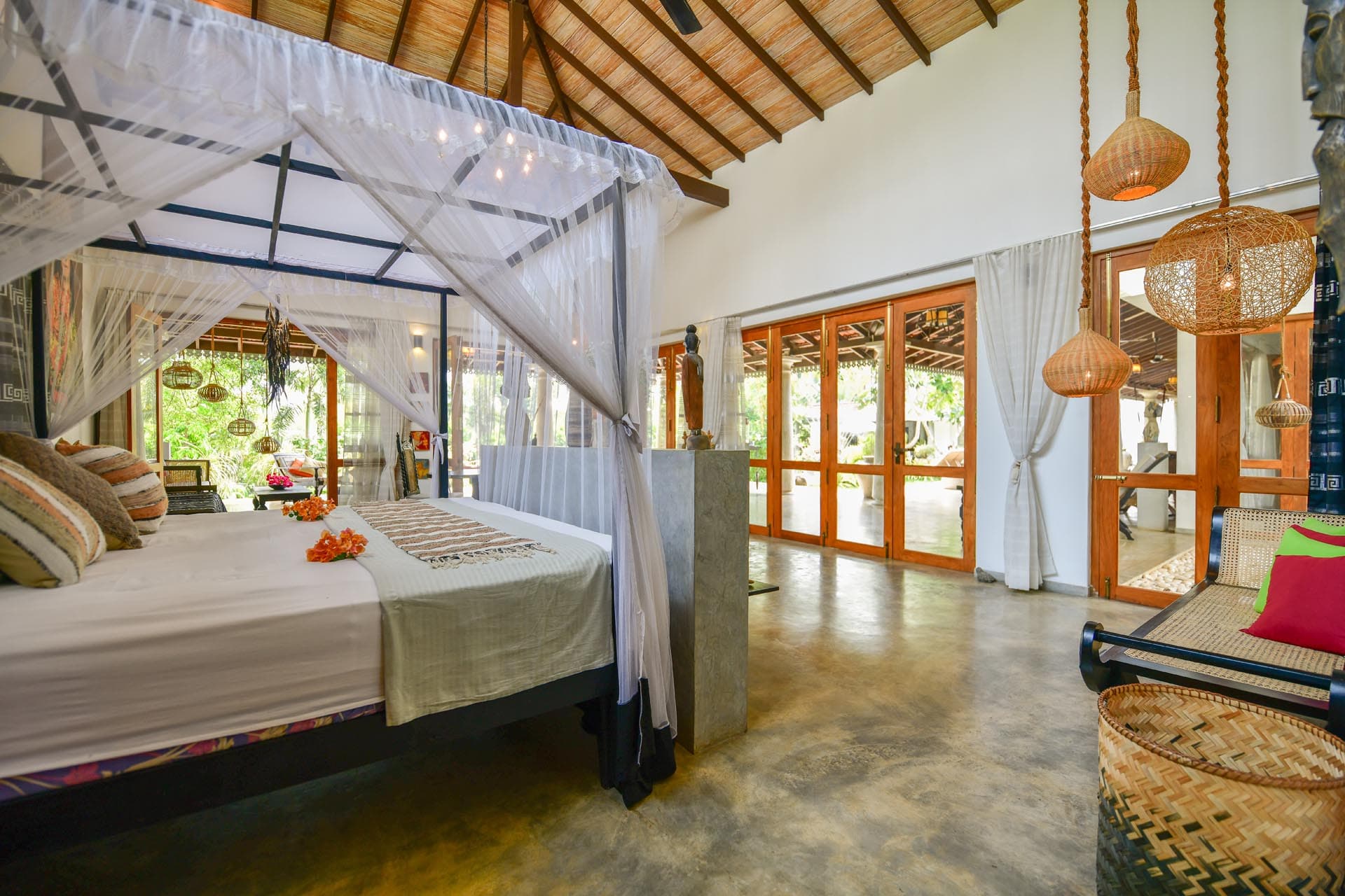 Die besten Zimmer in Hikkaduwa, Sri Lanka. Geräumige Prinzensuite im Tropical House Jungleside VIlla – Suite Interior