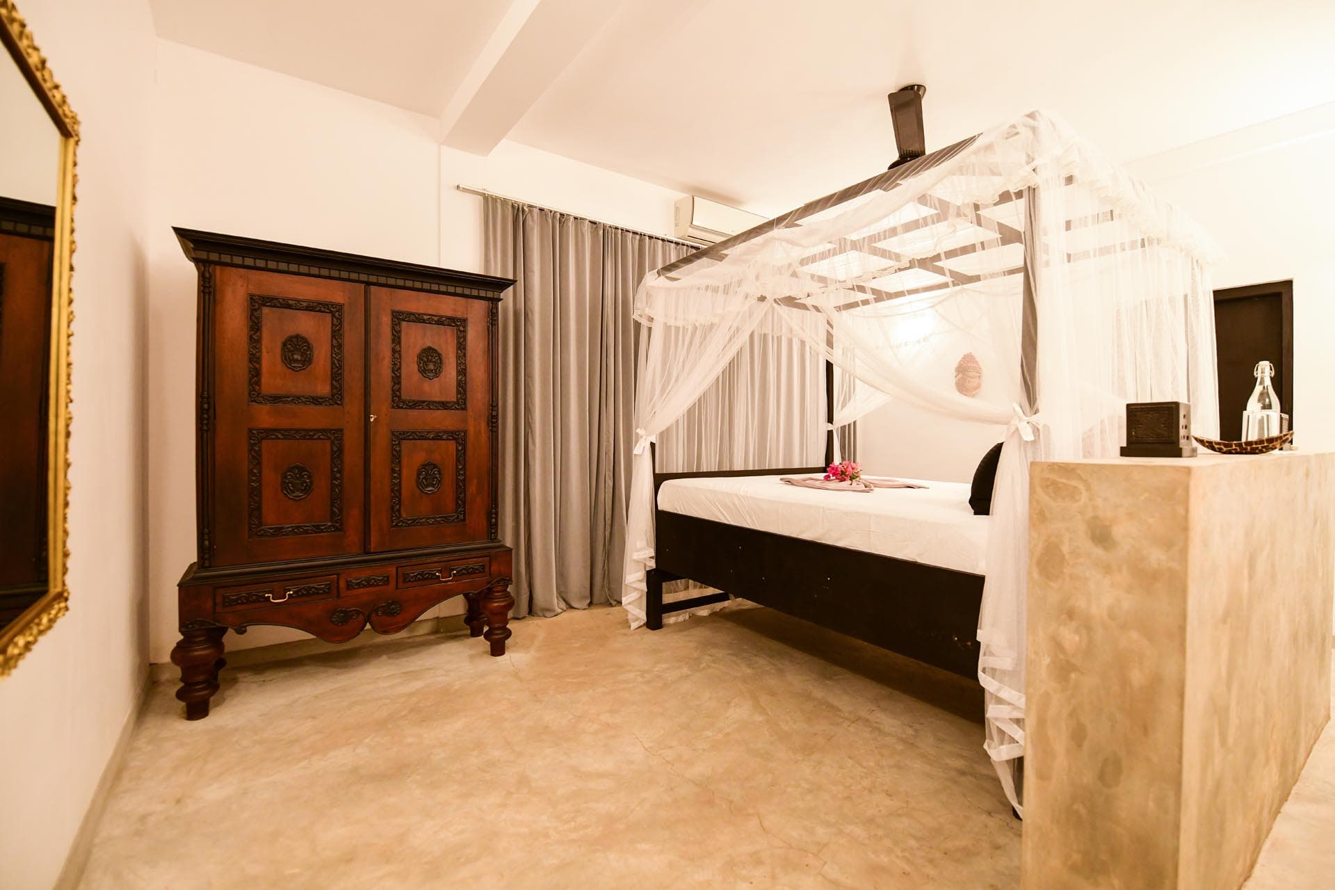 Best rooms in hikkaduwa, Sri Lanka. spacious Penthouse Room at Tropical House Jungleside VIlla - Room Interior