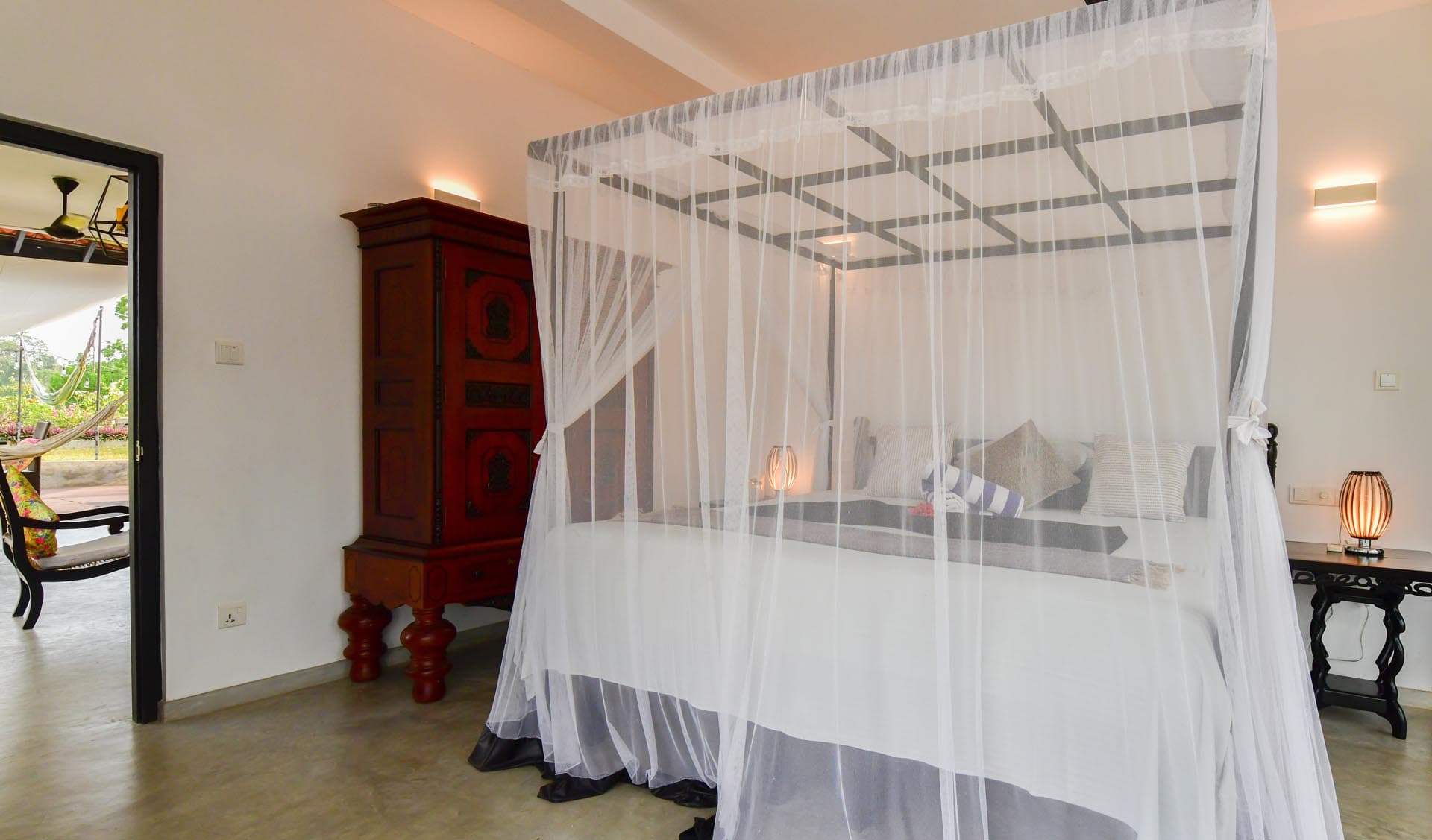 Die besten Zimmer in Hikkaduwa, Sri Lanka. Geräumiges Landmark-Zimmer im Tropical House Jungleside VIlla – Zimmereinrichtung