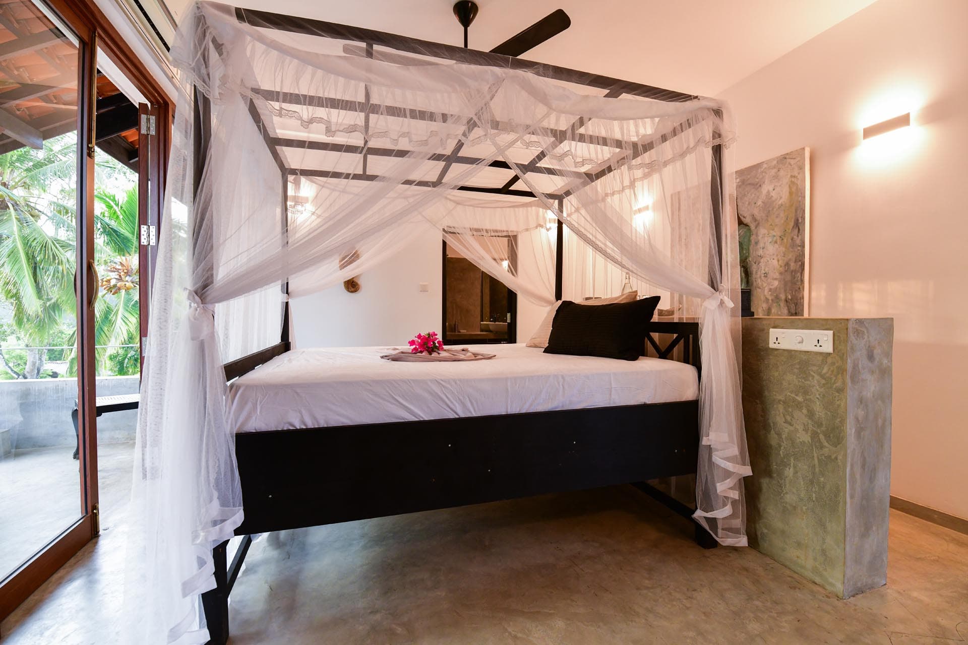 Best rooms in hikkaduwa, Sri Lanka. spacious Penthouse Room at Tropical House Jungleside VIlla - Room Interior