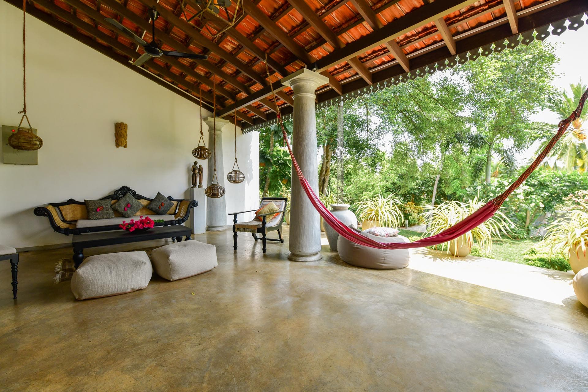 Die besten Zimmer in Hikkaduwa, Sri Lanka. Geräumige Prinzensuite im Tropical House Jungleside VIlla – Außenansicht der Suite