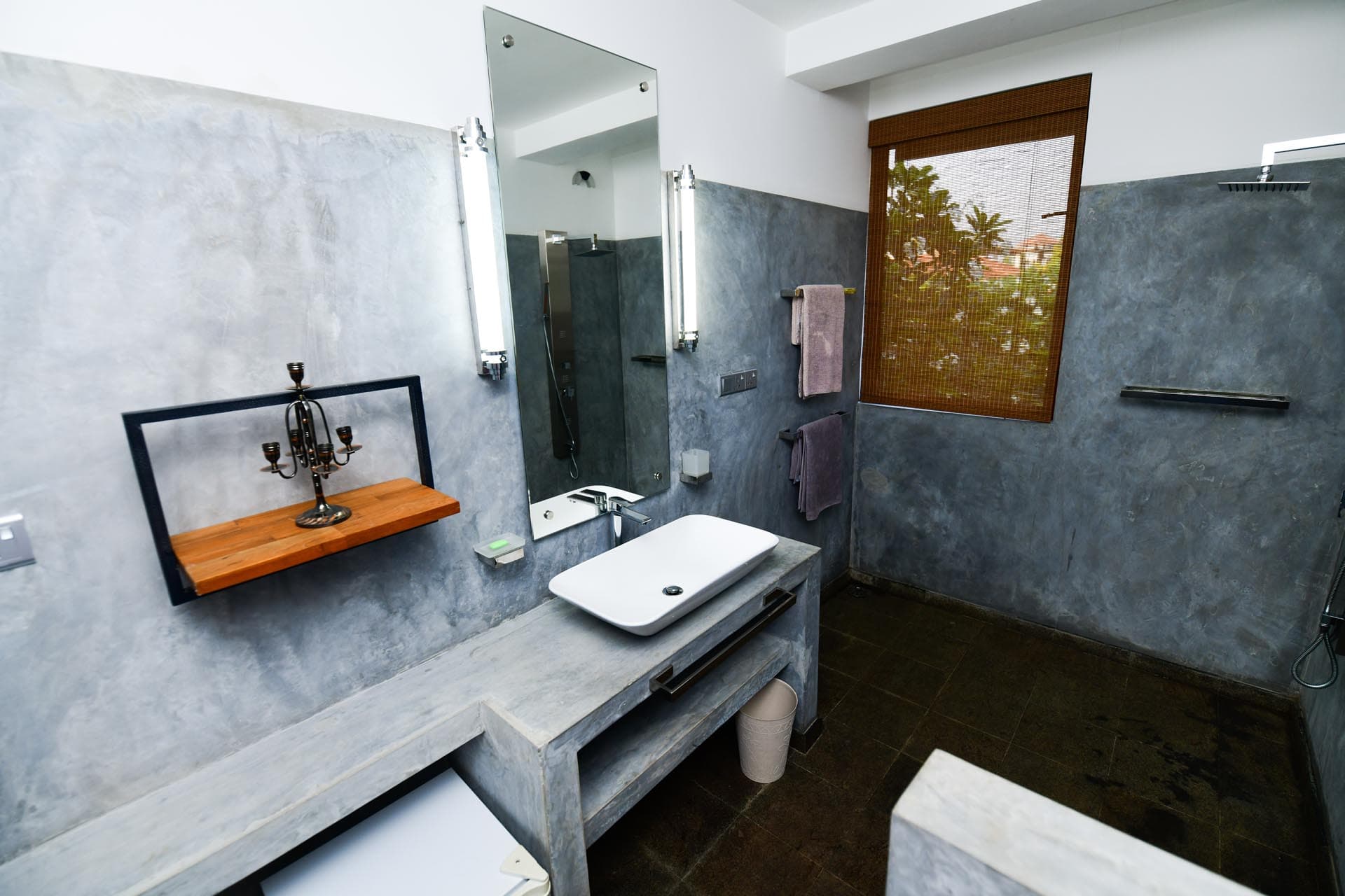 Die besten Zimmer in Hikkaduwa, Sri Lanka. Geräumiges Landmark-Zimmer im Tropical House Jungleside VIlla – Badezimmer