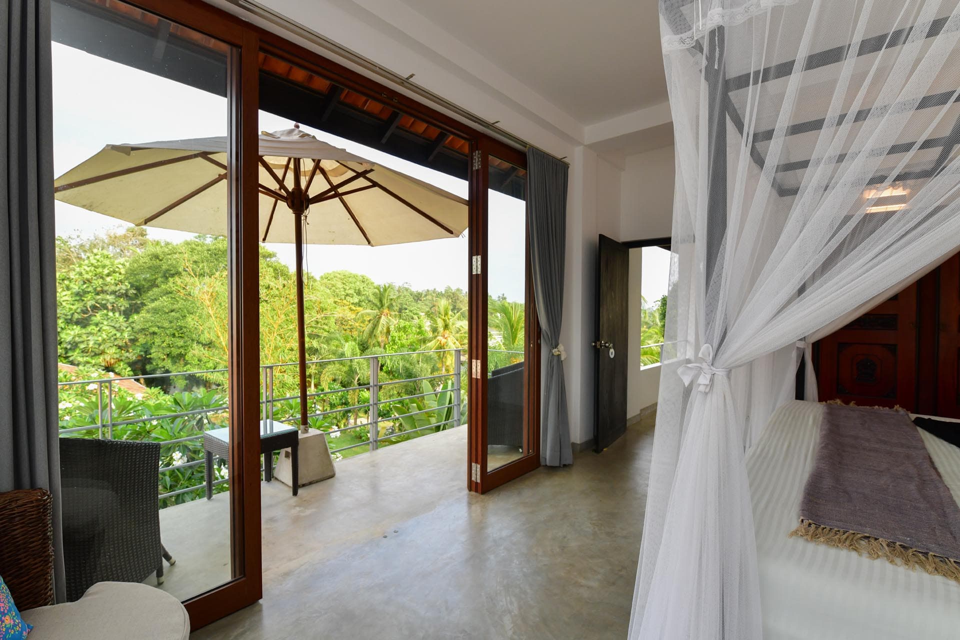 Die besten Zimmer in Hikkaduwa, Sri Lanka. Geräumiges Landmark-Zimmer im Tropical House Jungleside VIlla – Zimmereinrichtung