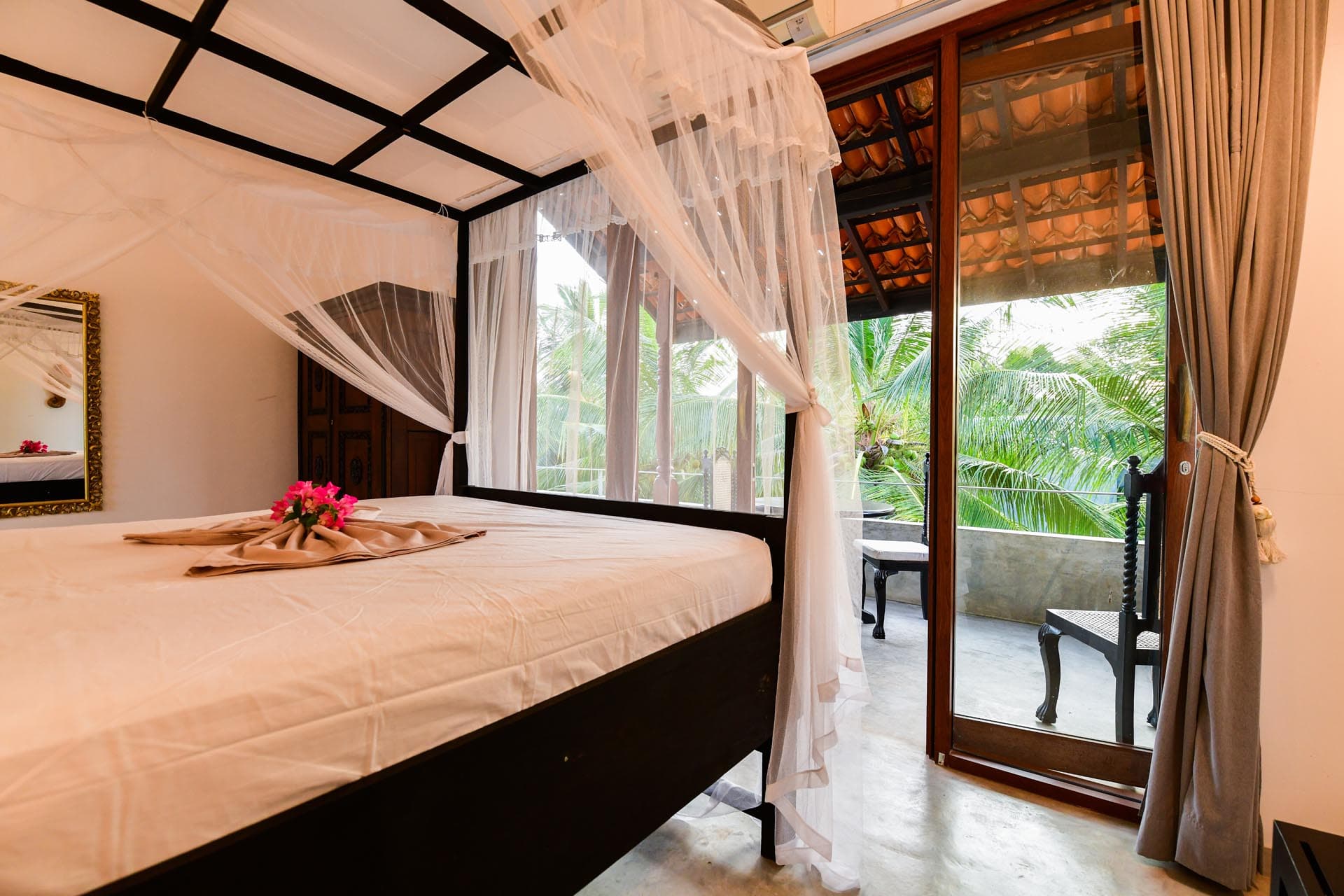 Best rooms in hikkaduwa, Sri Lanka. spacious Penthouse Room at Tropical House Jungleside VIlla - Room Interior