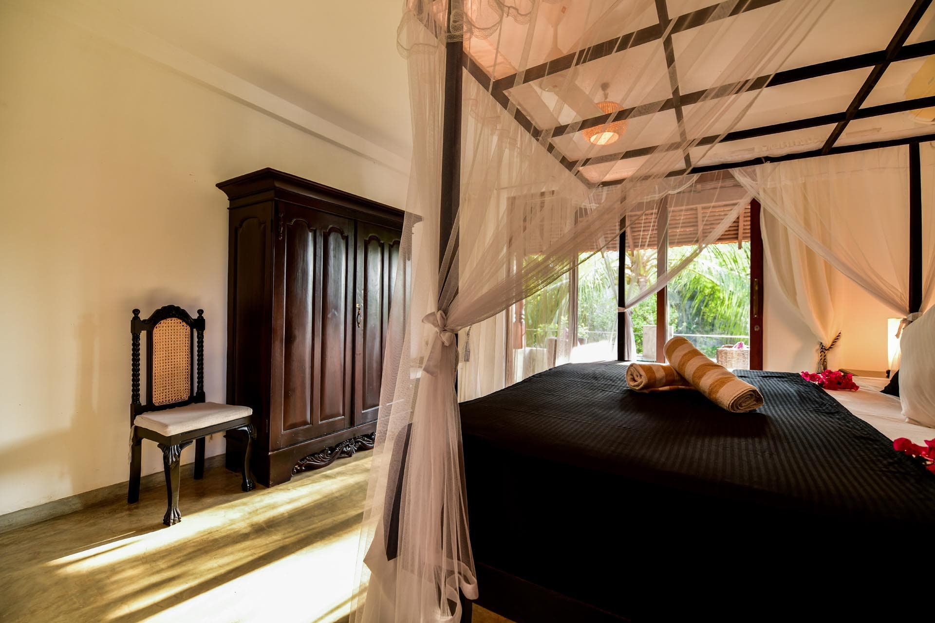 Die besten Zimmer in Hikkaduwa, Sri Lanka. Geräumiges Landmark-Zimmer im Tropical House Jungleside VIlla – Zimmereinrichtung