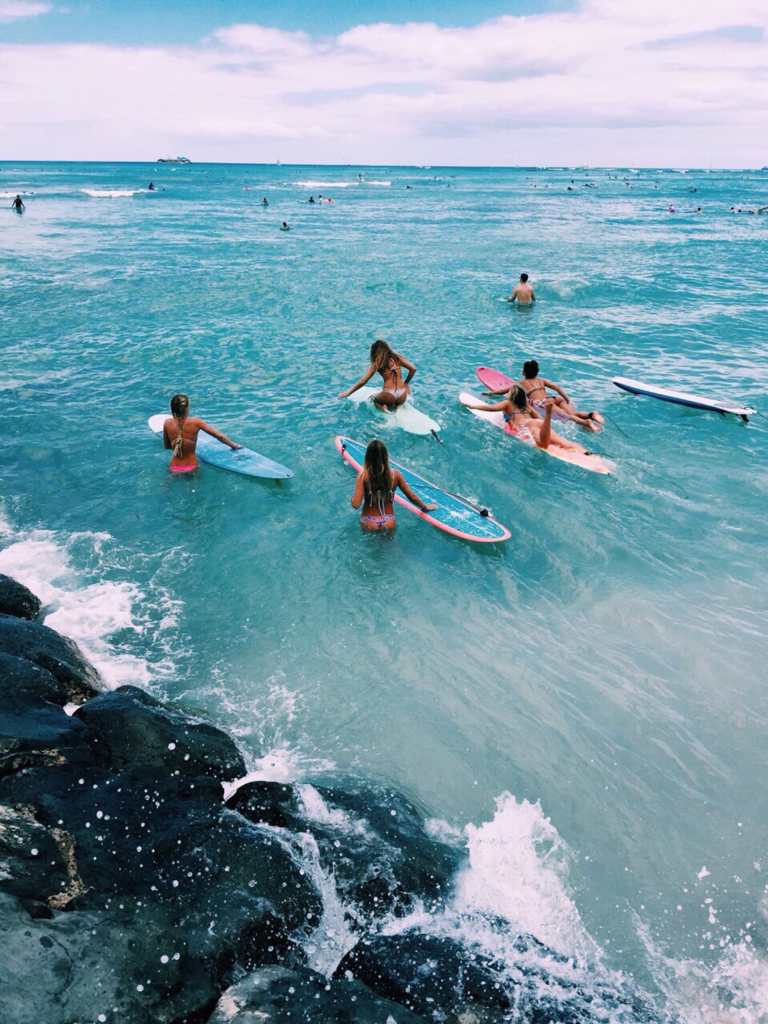 Surfen in Hikkaduwa, Sri Lanka.