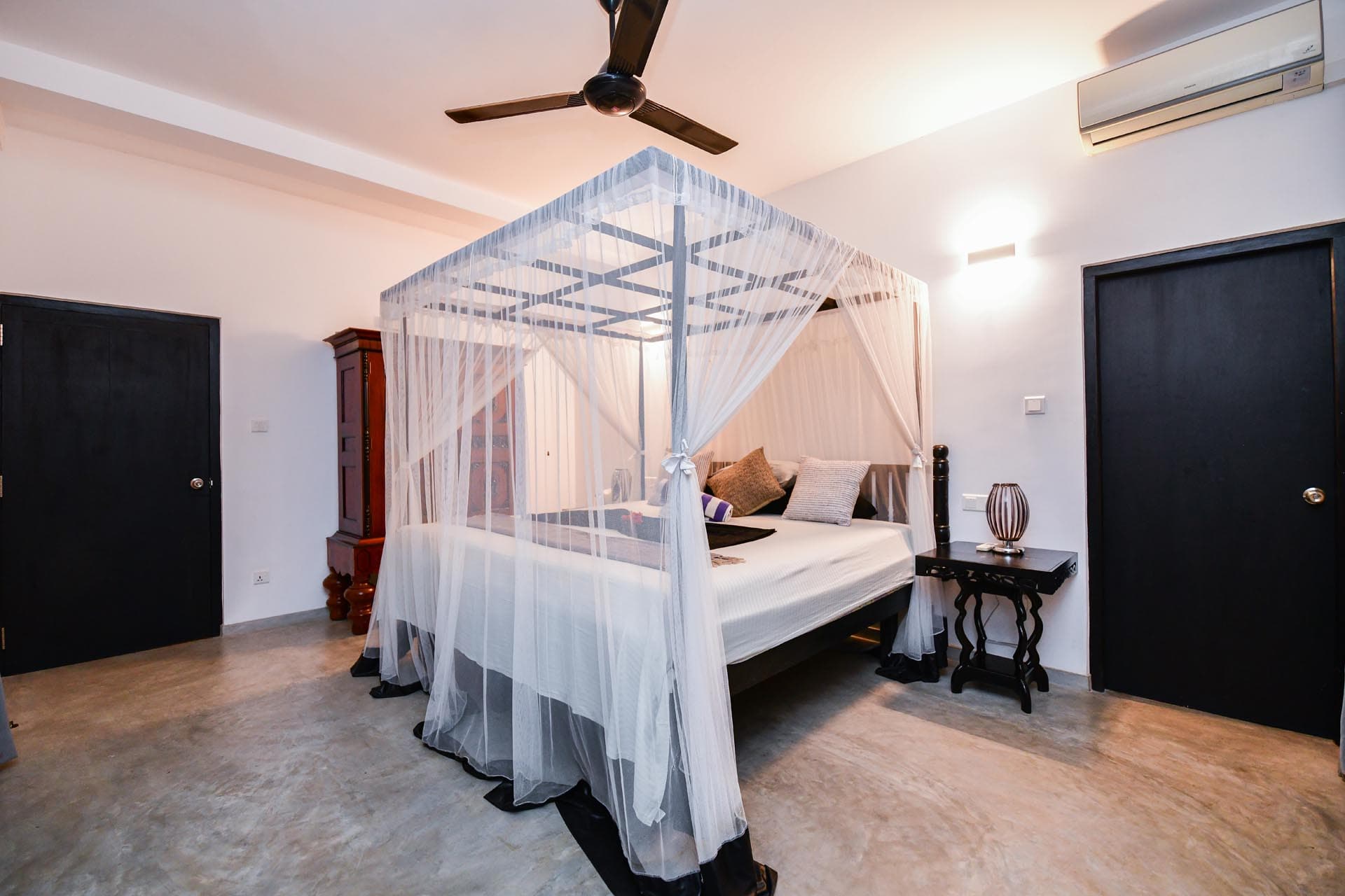 Die besten Zimmer in Hikkaduwa, Sri Lanka. Geräumiges Landmark-Zimmer im Tropical House Jungleside VIlla – Zimmereinrichtung