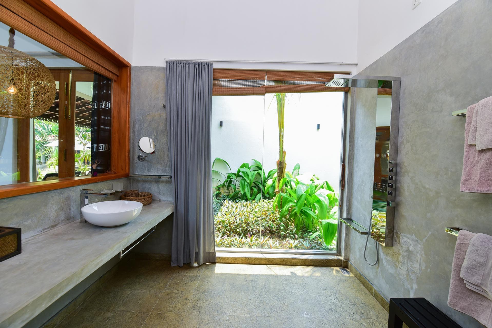 Die besten Zimmer in Hikkaduwa, Sri Lanka. Geräumige Prinzensuite im Tropical House Jungleside VIlla – Suite-Badezimmer