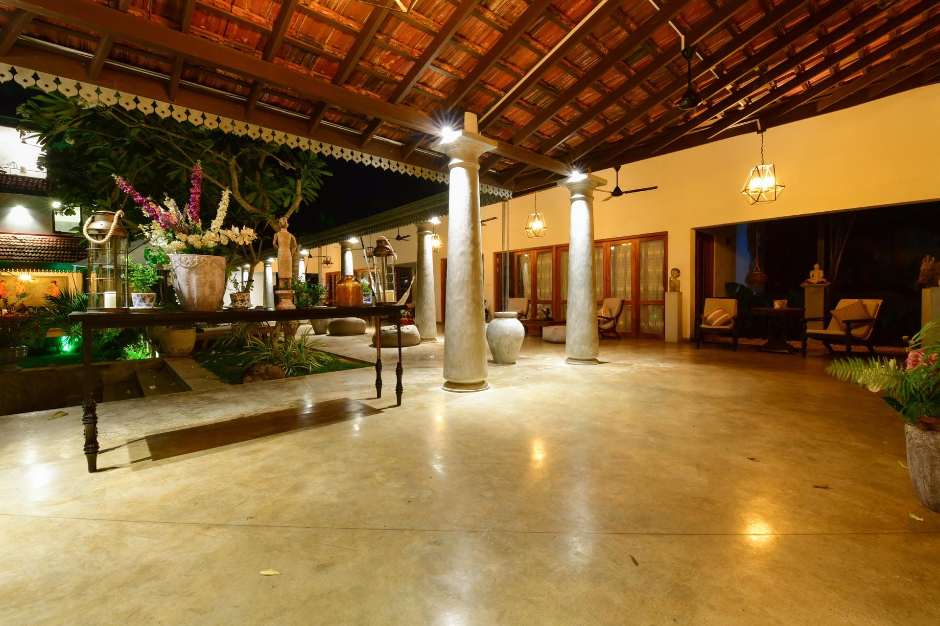 Die besten Zimmer in Hikkaduwa, Sri Lanka. Geräumige Prinzensuite im Tropical House Jungleside VIlla – Außenansicht der Suite