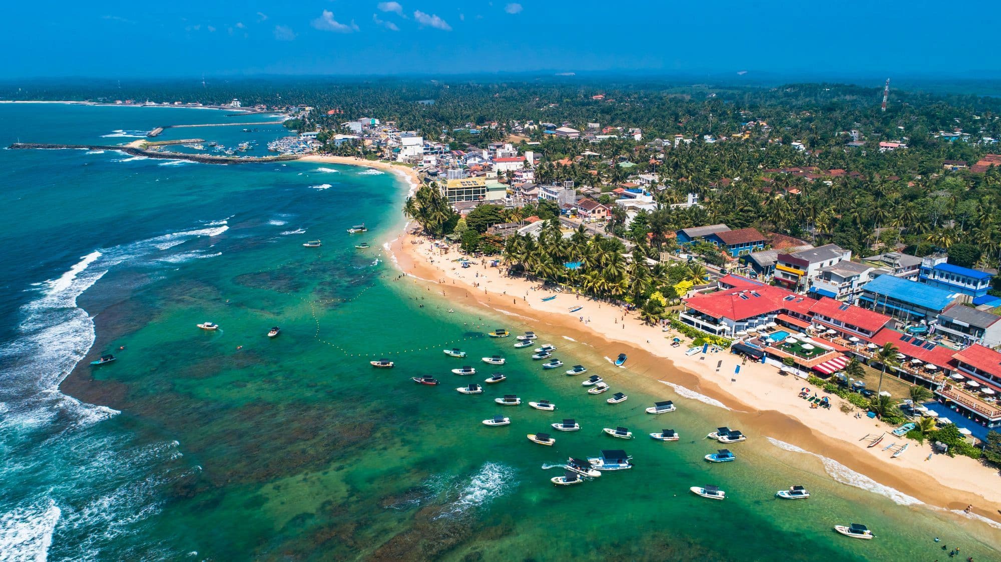 Luftaufnahme der wunderschönen Küstenlinie von Hikkaduwa