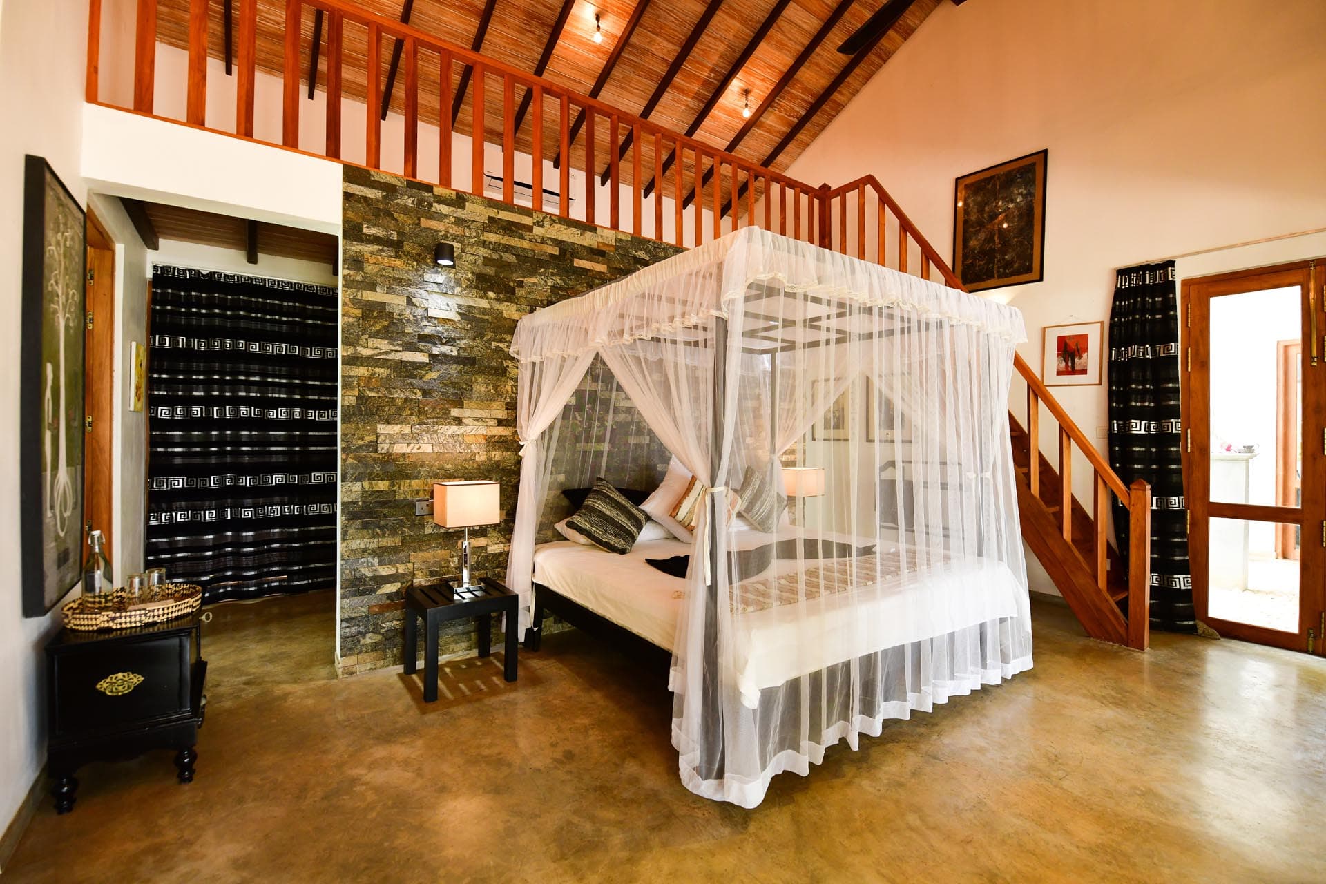 Die besten Zimmer in Hikkaduwa, Sri Lanka. Geräumige Admiral-Suite im Tropical House Jungleside VIlla – Suite-Interieur