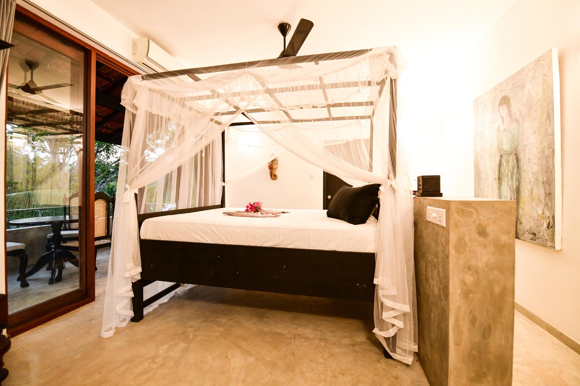 Die besten Zimmer in Hikkaduwa, Sri Lanka. Geräumiges Penthouse-Zimmer im Tropical House Jungleside VIlla – Zimmereinrichtung