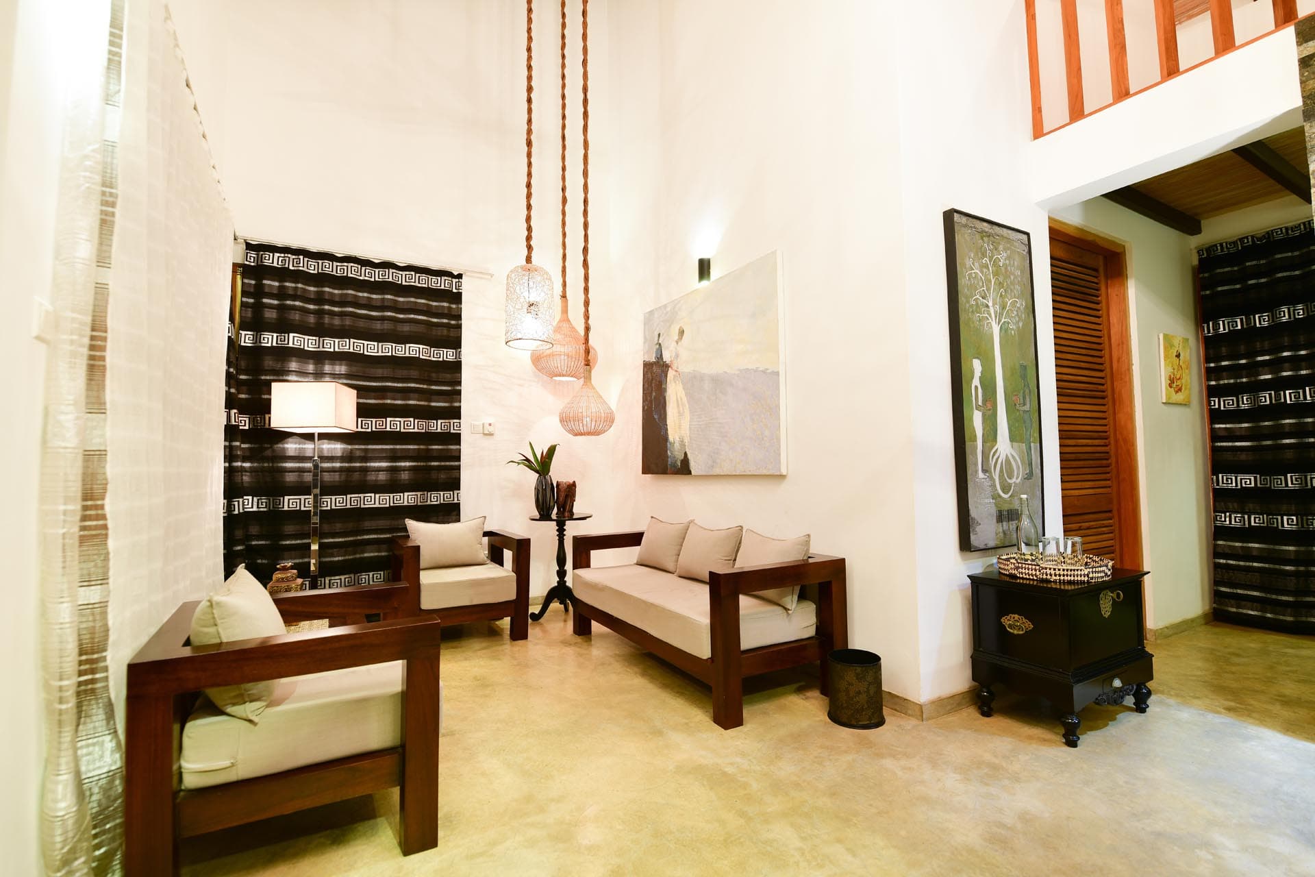 Die besten Zimmer in Hikkaduwa, Sri Lanka. Geräumige Admiral-Suite im Tropical House Jungleside VIlla – Suite-Interieur